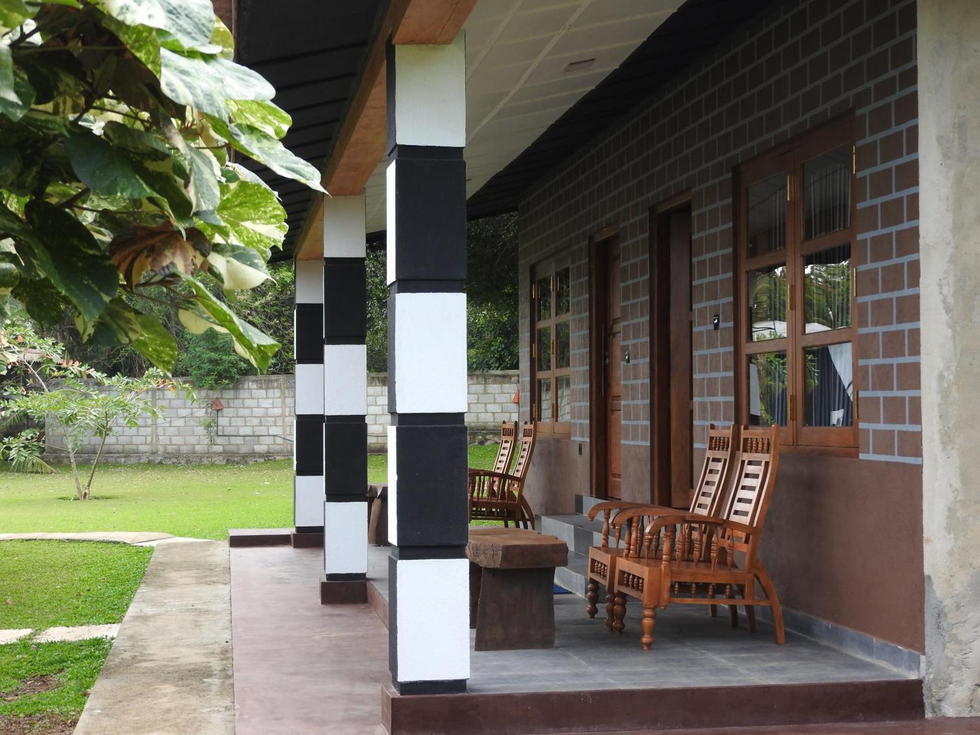 Eco Hotel Black & White - Anuradhapura ミヒンタレー エクステリア 写真