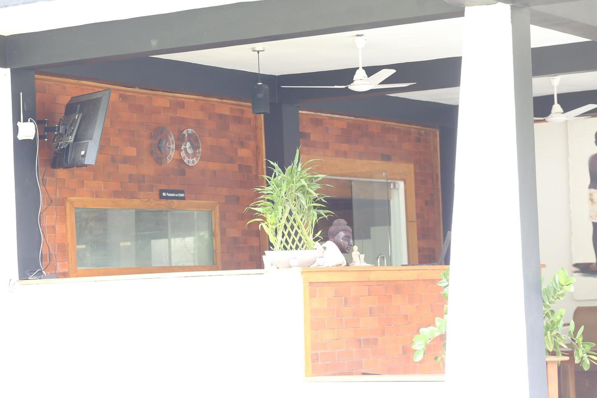 Eco Hotel Black & White - Anuradhapura ミヒンタレー エクステリア 写真