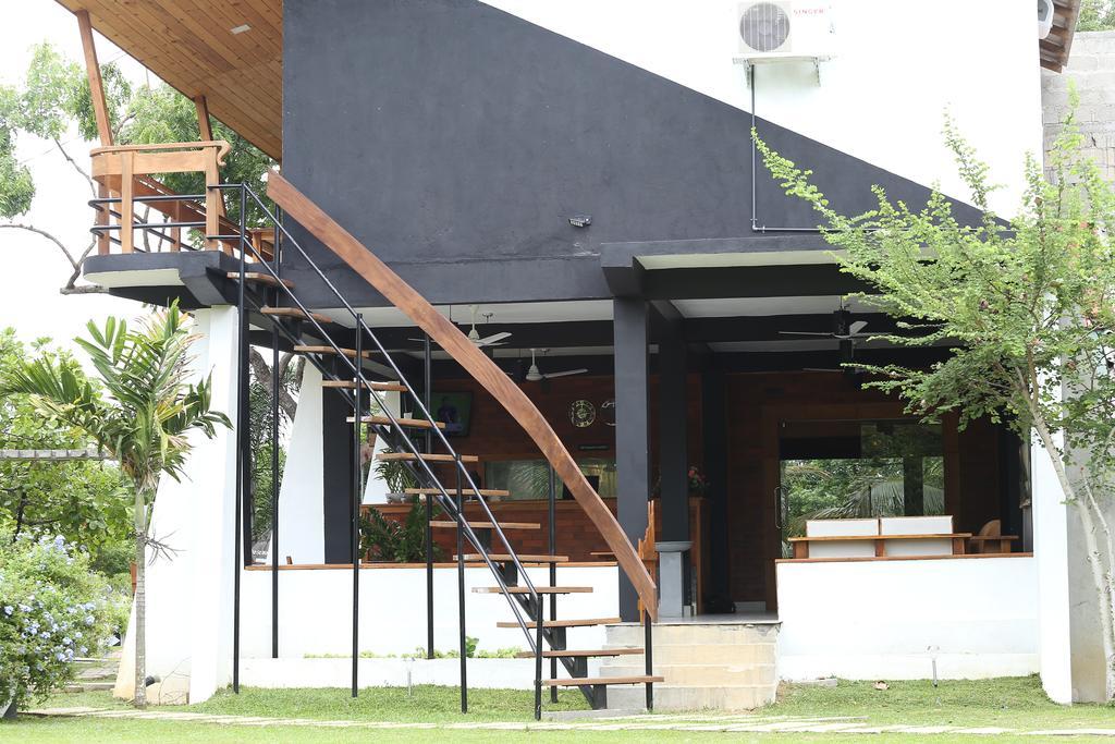 Eco Hotel Black & White - Anuradhapura ミヒンタレー エクステリア 写真
