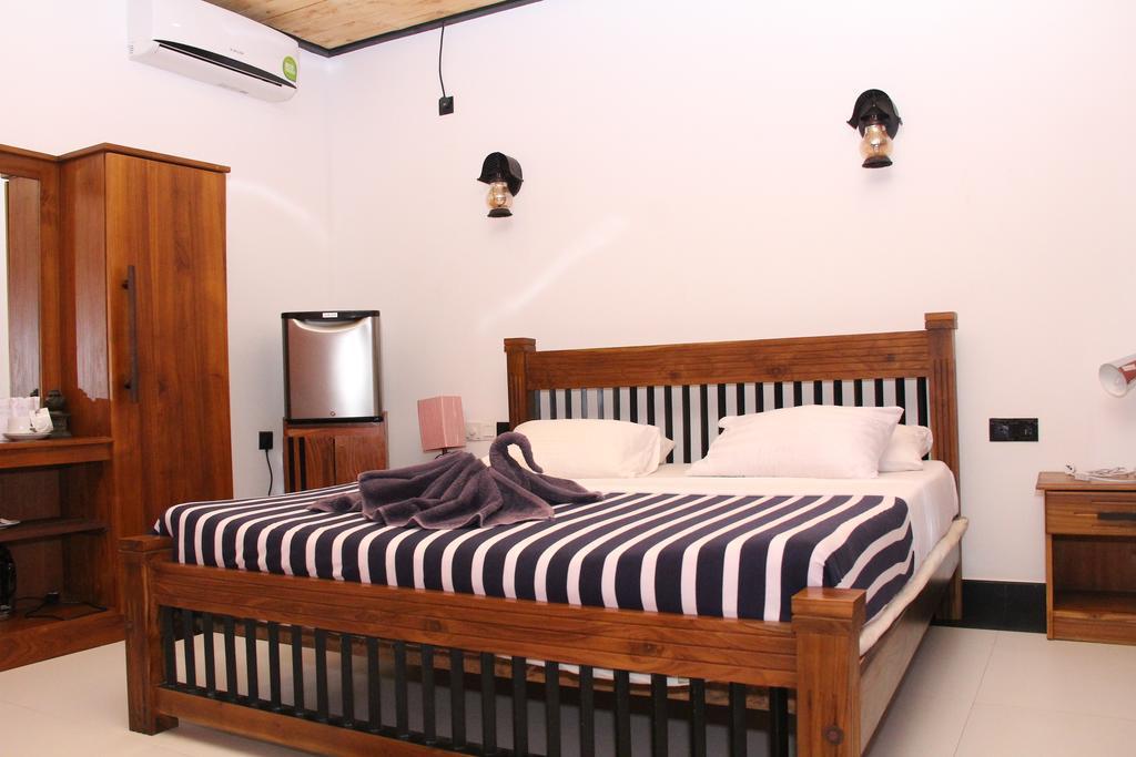 Eco Hotel Black & White - Anuradhapura ミヒンタレー エクステリア 写真