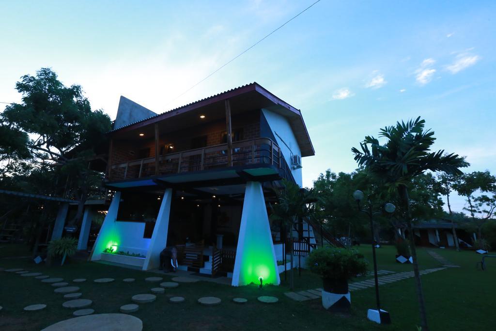Eco Hotel Black & White - Anuradhapura ミヒンタレー エクステリア 写真