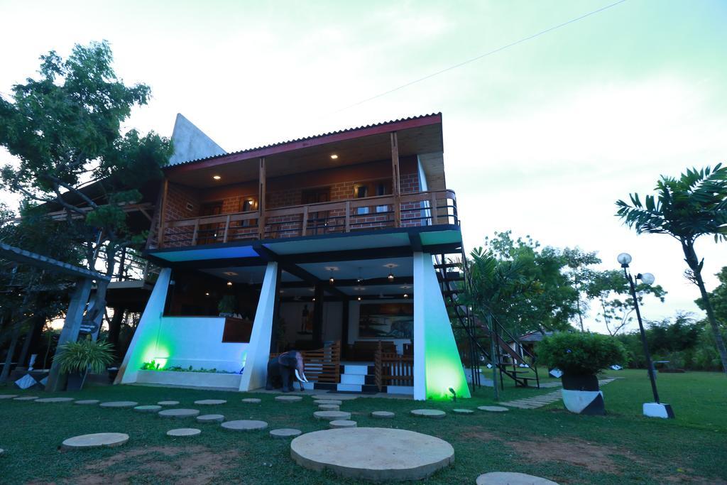 Eco Hotel Black & White - Anuradhapura ミヒンタレー エクステリア 写真