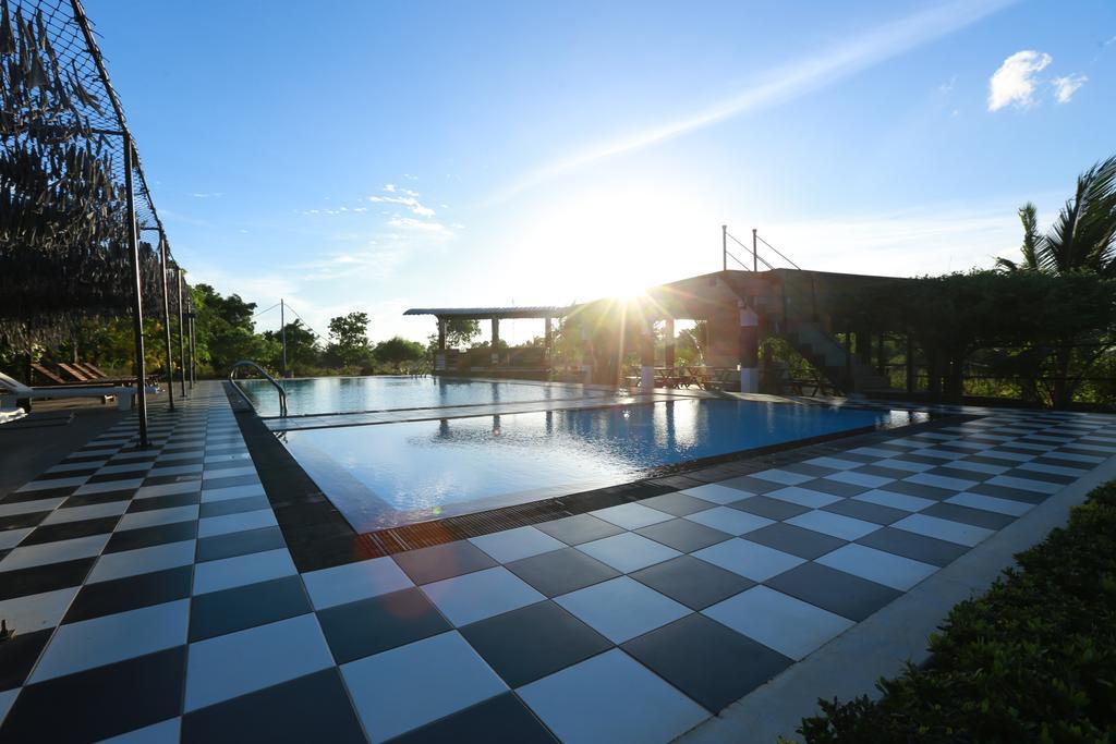 Eco Hotel Black & White - Anuradhapura ミヒンタレー エクステリア 写真