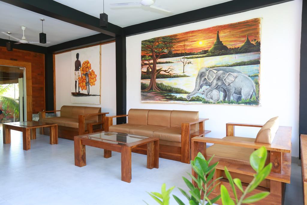 Eco Hotel Black & White - Anuradhapura ミヒンタレー エクステリア 写真