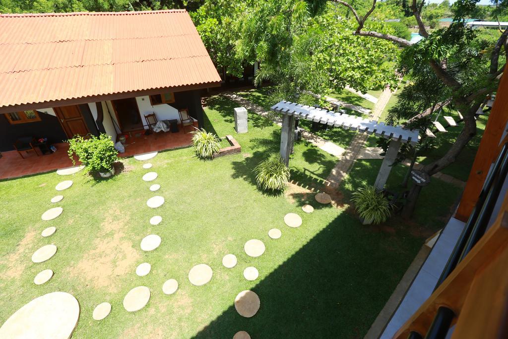 Eco Hotel Black & White - Anuradhapura ミヒンタレー エクステリア 写真