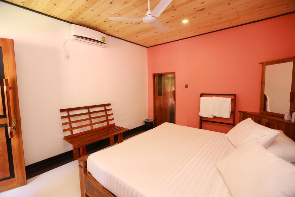 Eco Hotel Black & White - Anuradhapura ミヒンタレー エクステリア 写真