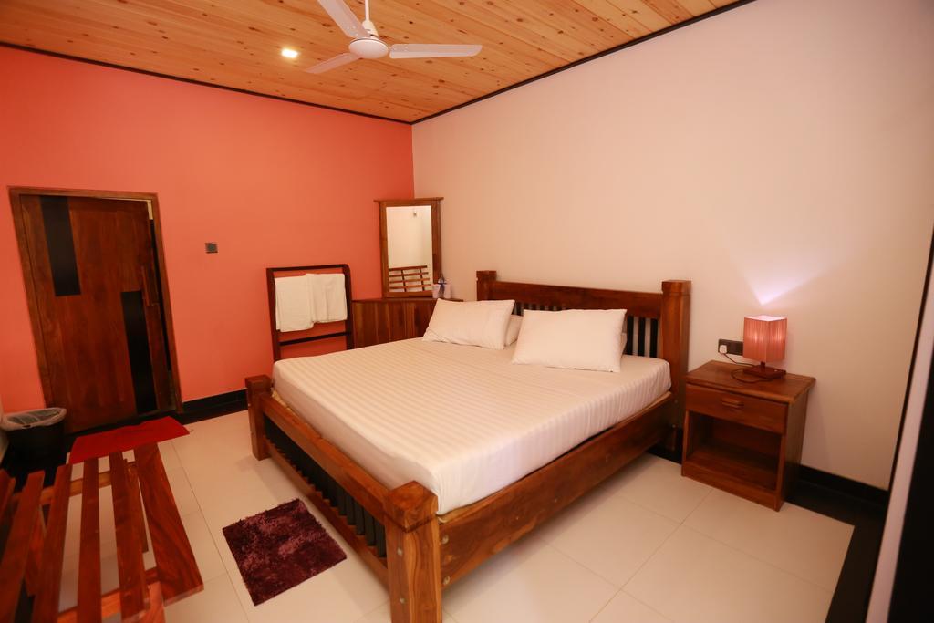 Eco Hotel Black & White - Anuradhapura ミヒンタレー エクステリア 写真