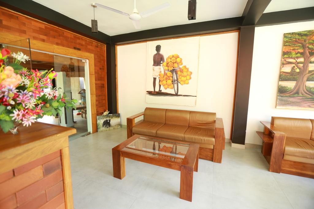 Eco Hotel Black & White - Anuradhapura ミヒンタレー エクステリア 写真