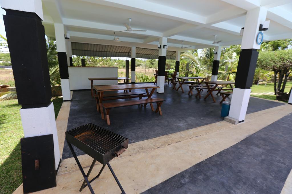 Eco Hotel Black & White - Anuradhapura ミヒンタレー エクステリア 写真
