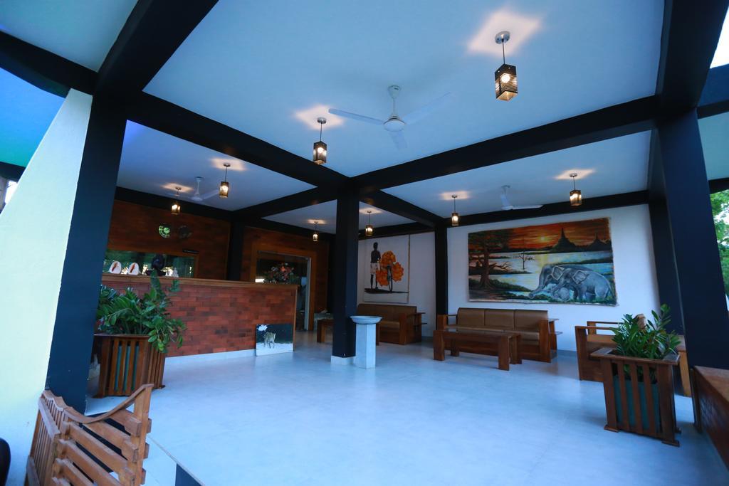 Eco Hotel Black & White - Anuradhapura ミヒンタレー エクステリア 写真