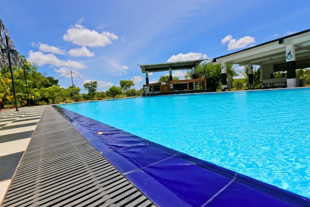 Eco Hotel Black & White - Anuradhapura ミヒンタレー エクステリア 写真