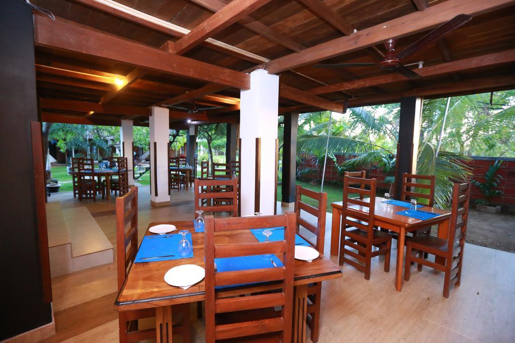 Eco Hotel Black & White - Anuradhapura ミヒンタレー エクステリア 写真