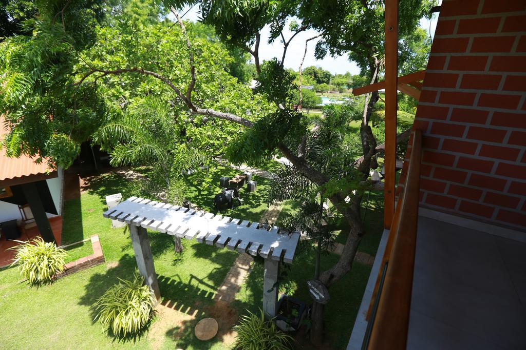 Eco Hotel Black & White - Anuradhapura ミヒンタレー エクステリア 写真