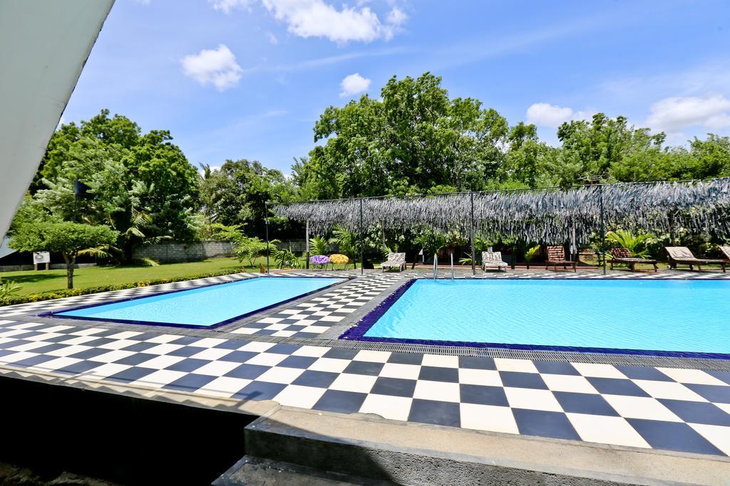 Eco Hotel Black & White - Anuradhapura ミヒンタレー エクステリア 写真