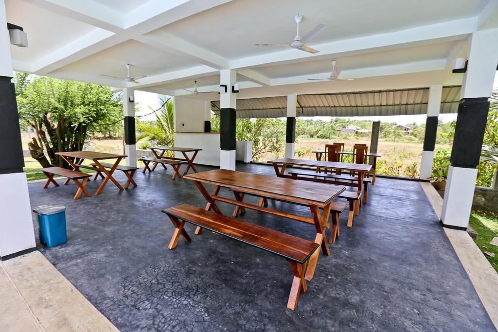 Eco Hotel Black & White - Anuradhapura ミヒンタレー エクステリア 写真
