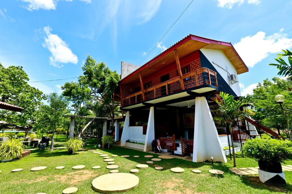 Eco Hotel Black & White - Anuradhapura ミヒンタレー エクステリア 写真