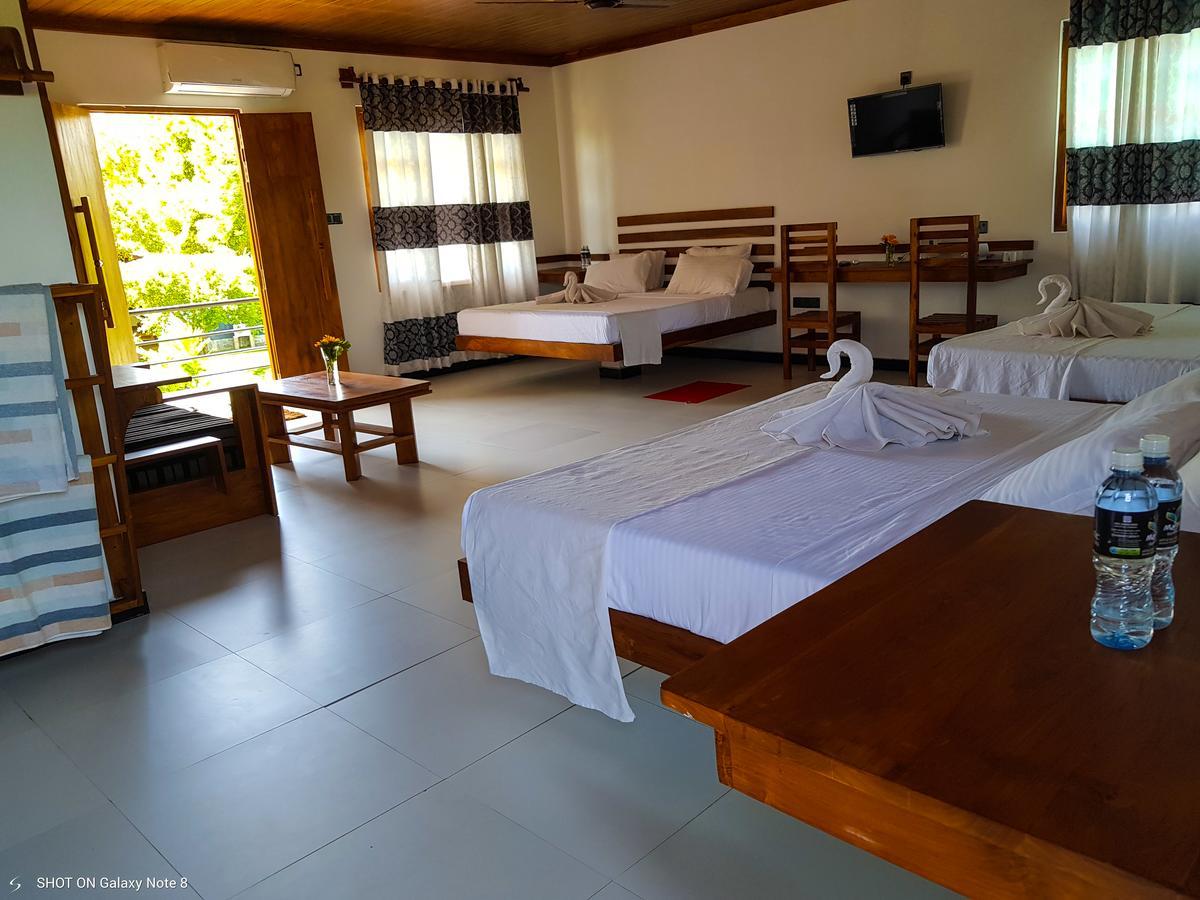 Eco Hotel Black & White - Anuradhapura ミヒンタレー エクステリア 写真