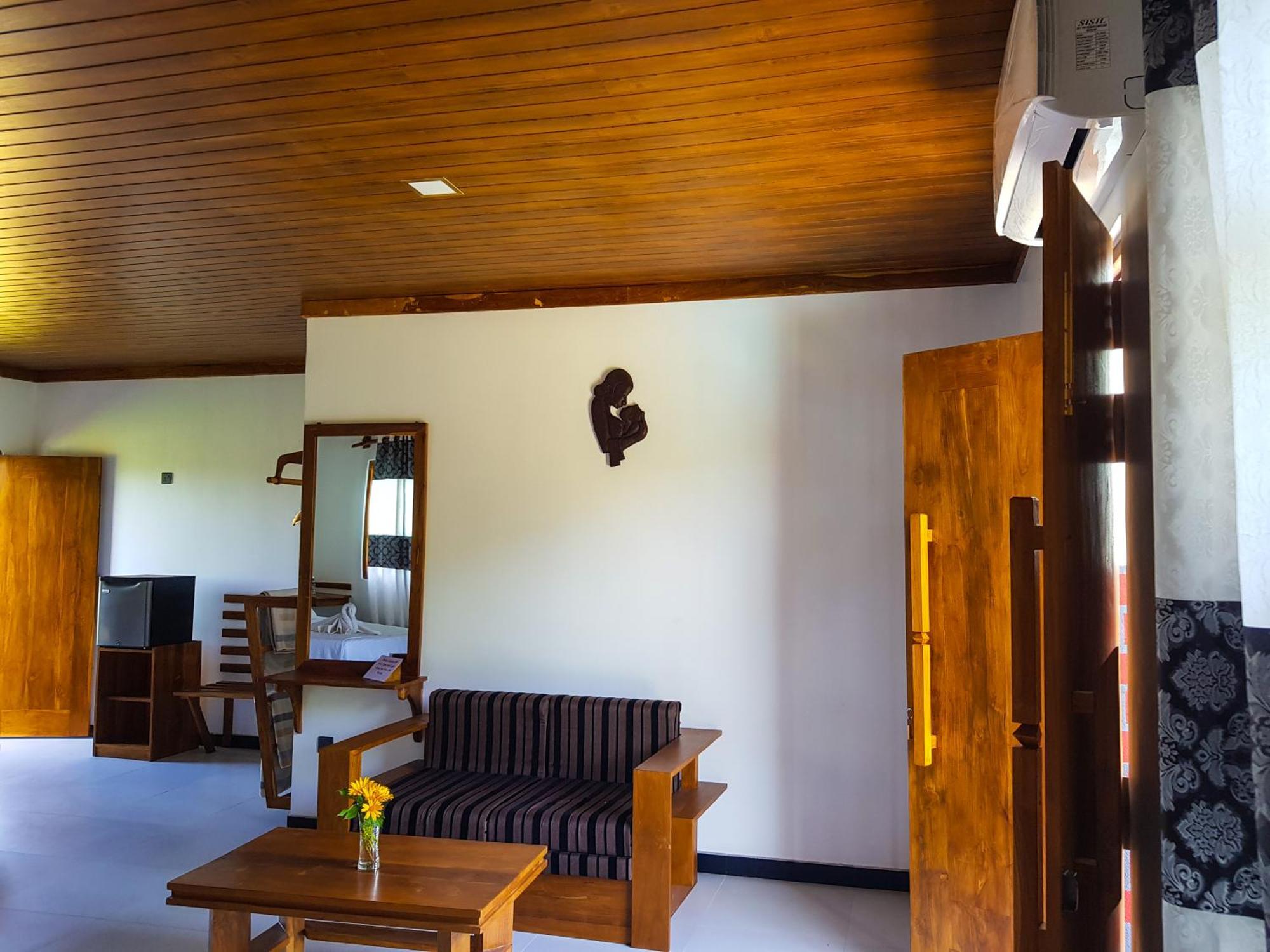 Eco Hotel Black & White - Anuradhapura ミヒンタレー エクステリア 写真